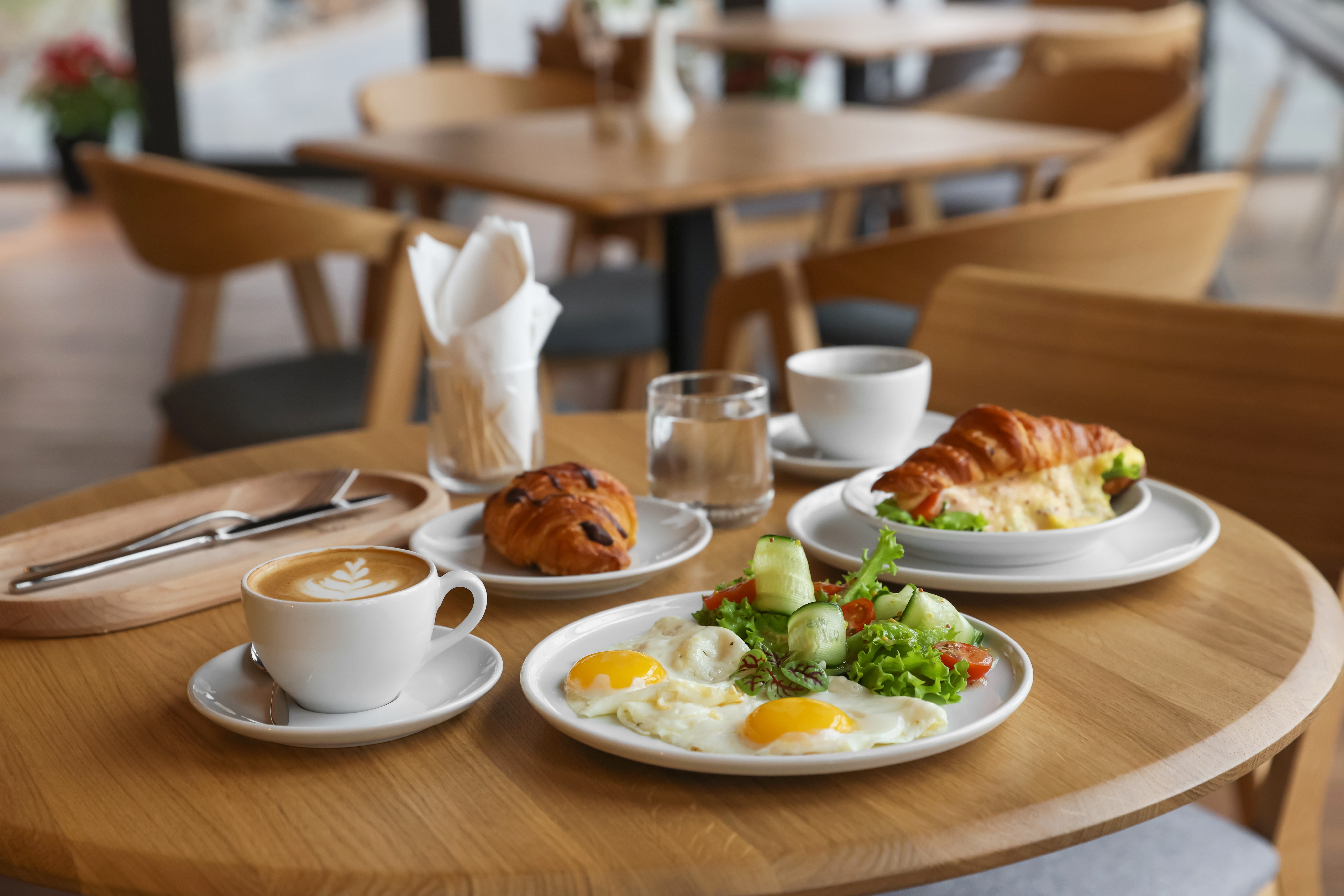 delicioso desayuno servido sobre mesa de cafe