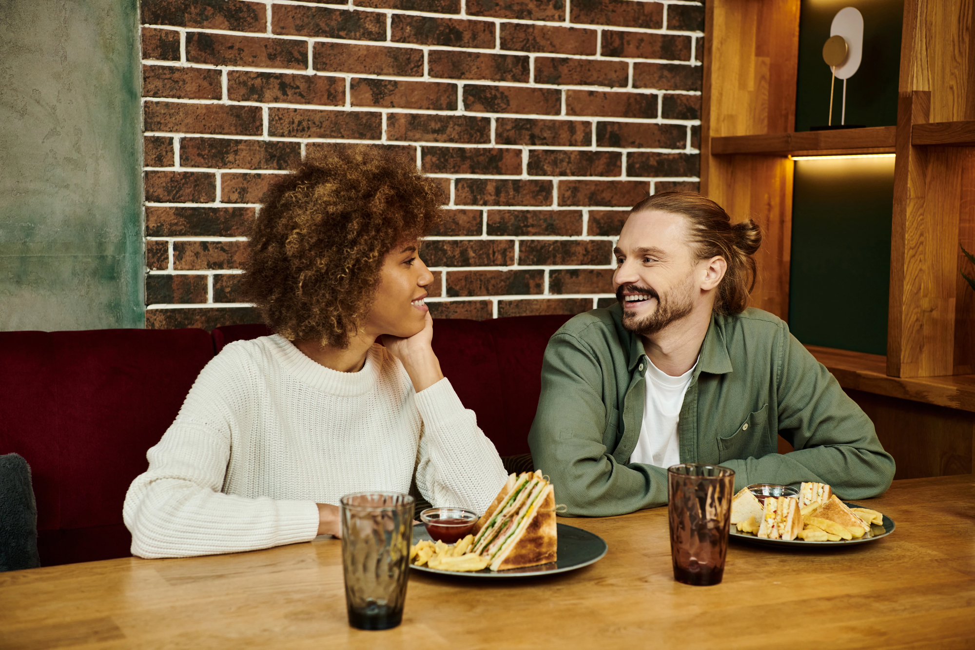 pareja disfrutando cena en restaurante bar